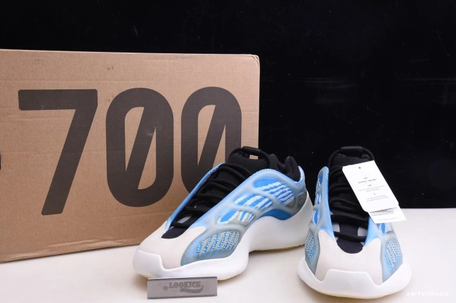 THE YEEZY 700 G54850 GLOW V3 ADIDAS IN DARK 0814